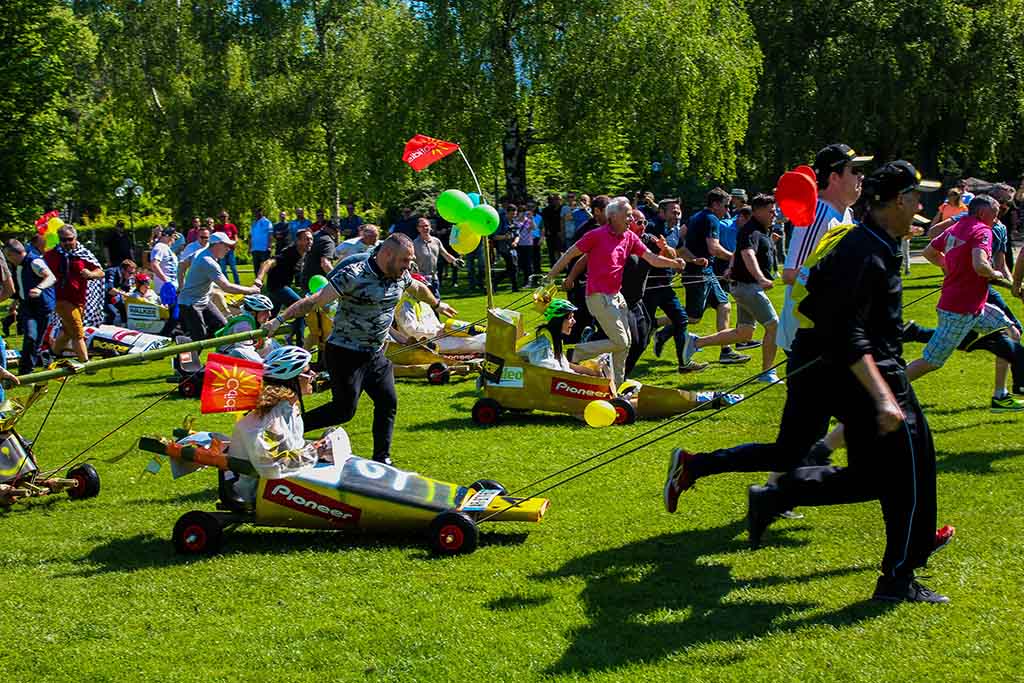 team building annecy push car